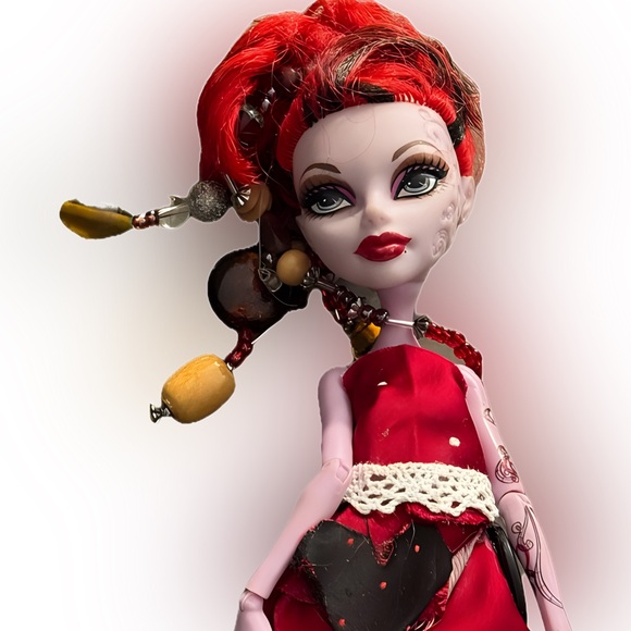 Monster High Doll Operetta - OOAK “OFF WITH HER HEAD” - Picture 14 of 14